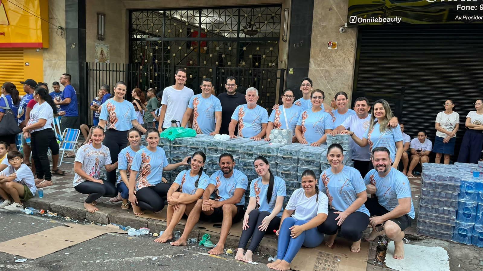 Nas imagens, voluntários aparecem reunidos e organizados para prestar apoio aos fiéis que passam pela avenida Presidente Vargas, um dos principais trechos do percurso do Círio